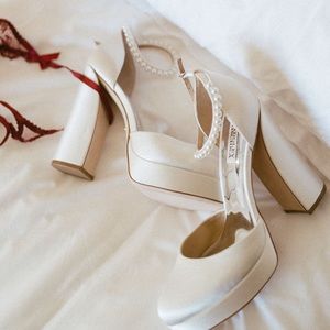 White Pearl Wedding Heels Badgley Mischka Platforms Size 9